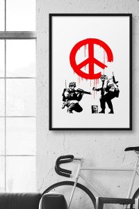 Banksy-soldiers-painting-peace-PARED